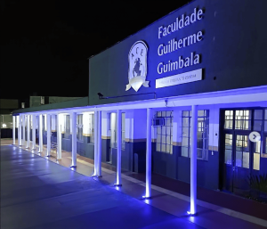 prédio acadêmico em tons de azul mostrando logo da ace faculdade guilherme guimbala