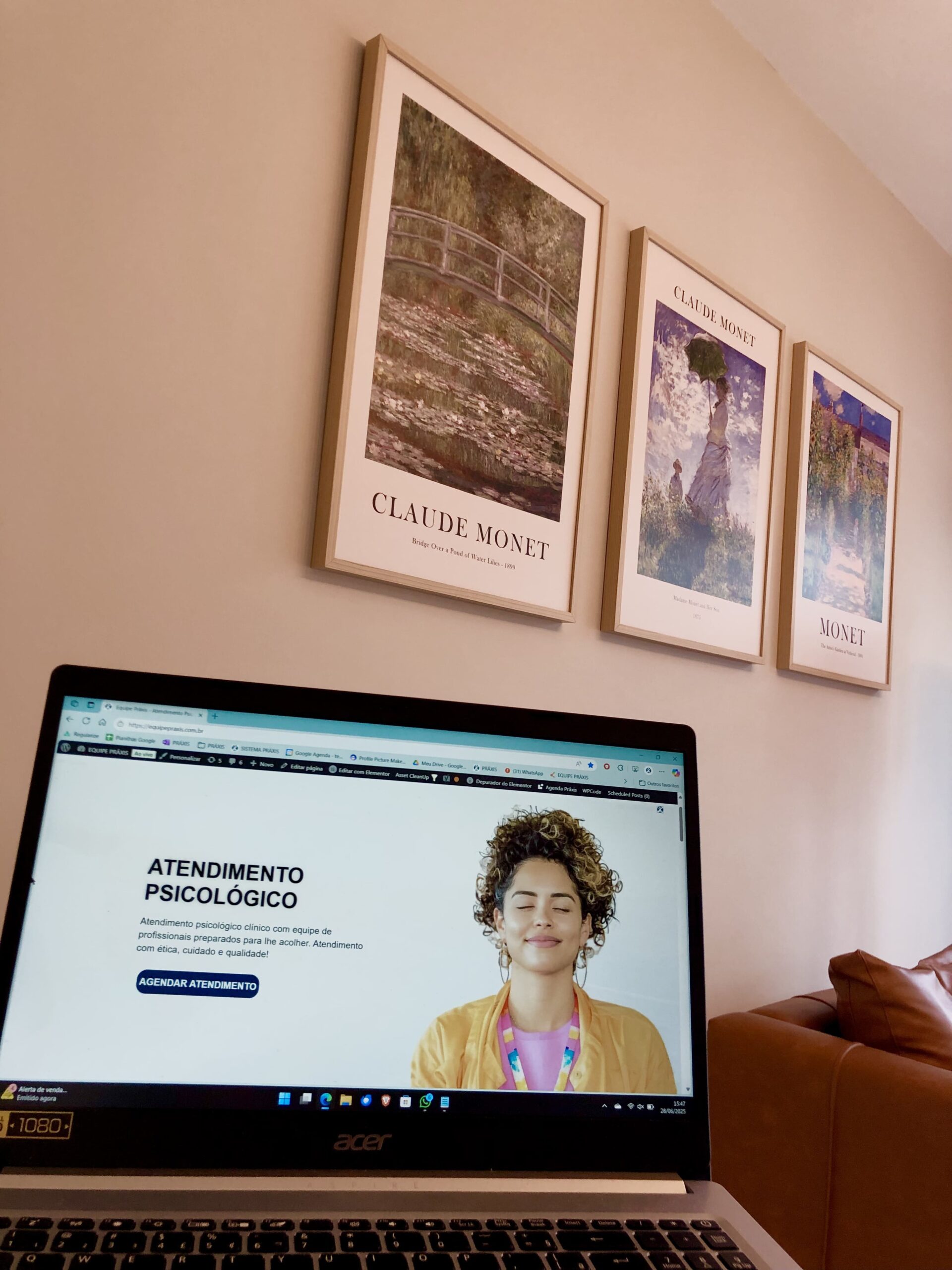 Psicólogo para empresas no atendimento online, agendando sessão por vídeo com colaborador