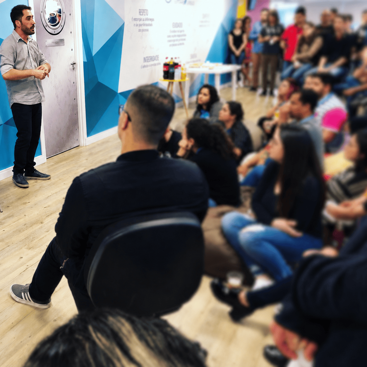 Acolhimento coletivo voluntário após evento crítico na empresa